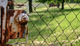 Zabezpiecz swoją działkę na zimę. Policja radzi, jak uchronić się przed złodziejami