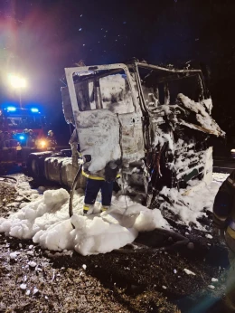 Pożar samochodu ciężarowego! Na miejscu strażacy, policjanci i ZRM
