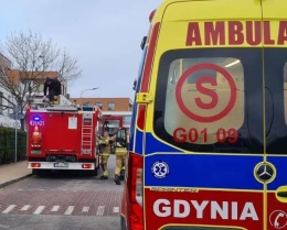 Uratowali mężczyznę uwięzionego w mieszkaniu. Leżał tam od 12 godzin