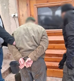 Przebywa tam bydło, chowają się tam skazani za rozboje? Nietypowa kryjówka poszukiwanego listem gończym