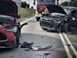 Wypadek na drodze krajowej. Akcja ratunkowa z udziałem OSP i ratowników medycznych