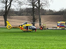 Motocyklista uderzył w drzewo. Na miejsce wezwano śmigłowiec LPR
