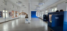 Zobaczysz tam kolekcję wieszaków i zrobisz selfie w cylindrze. Niecodzienna wystawa w Fabryce Sztuk