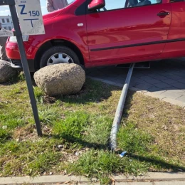 Manewr cofania zakończył się kolizją. Kierująca poniesie konsekwencje