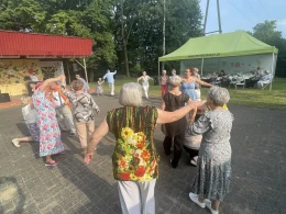 Potańcówka dla seniorów w Morzeszczynie. Impreza z DJ-em, kiełbaski z grilla