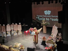 Przegląd twórczości teatralnej osób z niepełnosprawnościami. Scena należała do aktorów z ośrodków wsparcia