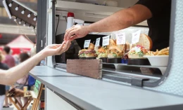 Kilkanaście mobilnych restauracji na kółkach. Festiwal foodtrucków w Pelplinie