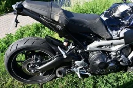 Zderzenie samochodu z motocyklem. Motocyklista trafił do szpitala 