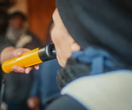 Zobaczył, jak jedzie i wezwał policję. Kierowca był pijany