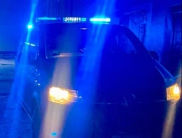 Nieprzytomny leżał na chodniku w koszulce z krótkim rękawem. Uratowali go policjanci