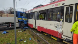 Zderzenie ciężarówki i tramwaju w Gdańsku! Są opóźnienia | ZDJĘCIA