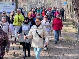 Ponad 250 osób na marszu Nordic Walking. Kobiety świętują aktywnie