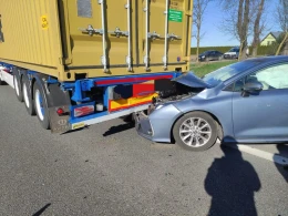 Wypadek na DK91! Zderzenie osobówki, ciężarówki i busa