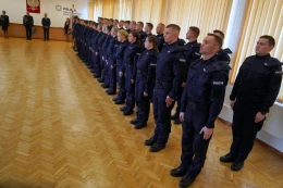 Czworo nowych policjantów w Świeciu. Uroczystość w komendzie wojewódzkiej policji