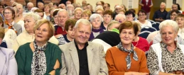 Seniorzy przejęli scenę. Występy, kabaret i wspólne tańce!