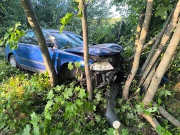 Niebezpieczny manewr zakończył się wypadkiem. 19-latek uderzył w drzewo