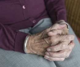 86-latka straciła 200 tys. złotych. Oszustka udawała lekarkę 