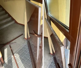 Wandale na os. Pólko w Pelplinie. Zniszczyli tam drzwi i elewację budynku
