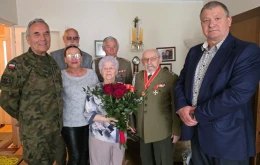 Sekretarz miasta i żołnierze z wizytą u jubilata. Urodziny ppłk Tadeusza Bednarka