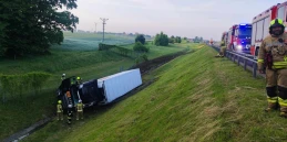 Groźny wypadek na autostradzie koło Ropuch. Ciężarówka przewrócona