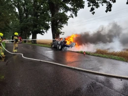 Samochód wjechał w drzewo. Auto spłonęło! [ZDJĘCIA]