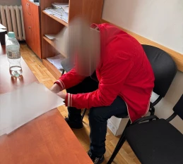 Znalazł cudzą kartę i kupił sobie kebaba. Usłyszał 12 zarzutów