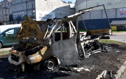 Podpalił auto i z daleka patrzył jak policja prowadzi czynności. Podpalacz zatrzymany