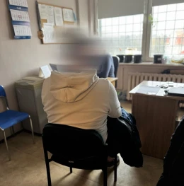 Wandal zniszczył wiatę przystankową. Zapomniał o miejskim monitoringu