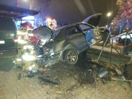Wypadł z drogi i uderzył w drzewo. Później wjechał jeszcze w pobliską posesję