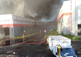 Trwa dogaszanie pożaru hali w porcie w Gdańsku. 'Teraz widać ogrom zniszczeń'