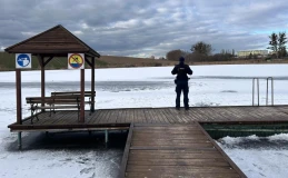 Policja kontroluje zamarznięte zbiorniki. Nie wchodź na lód!