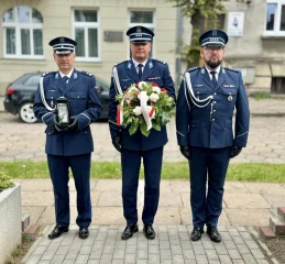 Hołd dla poległych funkcjonariuszy. Kwiaty złożone pod tablicą upamiętniającą ofiary służby