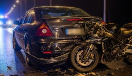 Pijany i bez prawa jazdy. 22-latek uderzył motocyklem w forda