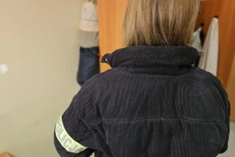 Przed policjantami schował się za szafką i poduszkami