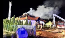 Nocny pożar pod Starogardem. Strażacy walczą z żywiołem, dach w płomieniach
