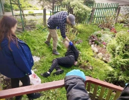 Wyskoczył przez okno, prosto w ręce policjantów