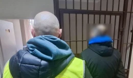 Dziwne 'poszukiwania' dwóch mężczyzn. Zniszczyli izolację budynku szkoły