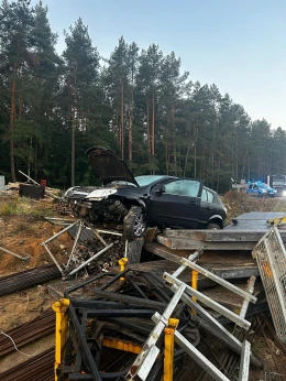 Pędził przez remontowaną drogę. Wylądował na sprzęcie budowlanym 