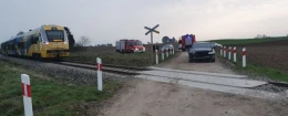 Niebezpieczne manewry w powiecie chojnickim. Zderzenie samochodu osobowego z pociągiem
