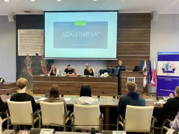 Rozmawiali o uzależnieniach wśród dzieci i młodzieży. Jak przeciwdziałać? [ZDJĘCIA]