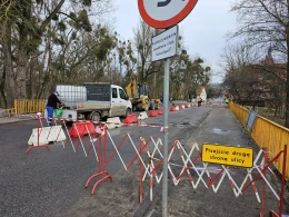Utrudnienia na moście nad Wierzycą. Po wypadku wprowadzono ruch wahadłowy i ograniczenia dla pieszych