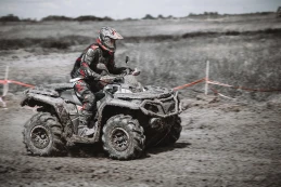  Wypadek na zawodach. Quad wypadł z trasy i uderzył w kibica