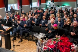 Świąteczna atmosfera i wspólne życzenia. Tradycyjne spotkanie wigilijne [ZDJĘCIA]