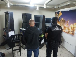 Nielegalne automaty przejęte przez służby. Kontrola zakończyła się postawieniem zarzutów obsłudze lokalu