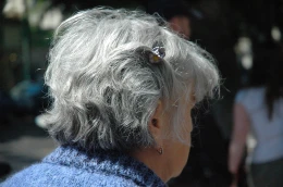 Przewróciła się i nie wiedziała gdzie mieszka. Seniorce pomogli strażnicy 
