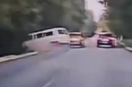 Zderzenie dwóch VW na DW240. Jeden z pojazdów dachował