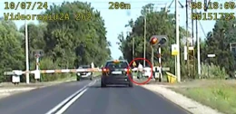 Skrajna nieodpowiedzialność na torach. Mężczyzna zlekceważył zamknięte zapory