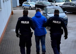 Autostopowicz stanie przed sądem. Mieszkaniec powiatu chojnickiego odpowie za kilka przestępstw