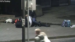 Dyżurnego straży miejskiej w Wejherowie na monitoringu zainteresowały trzy leżące osoby na chodniku. To było obywatelskie ujęcie