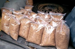 Ponad 30 kg tytoniu i 2 tys. paczek papierosów bez akcyzy. Zatrzymali 58-latka z narkotykami